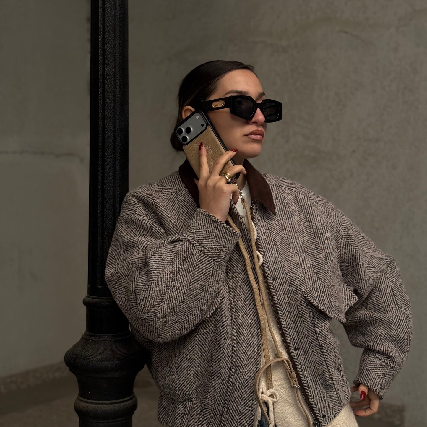 IPHONE CROSSBODY CASE | BEIGE PEBBLED